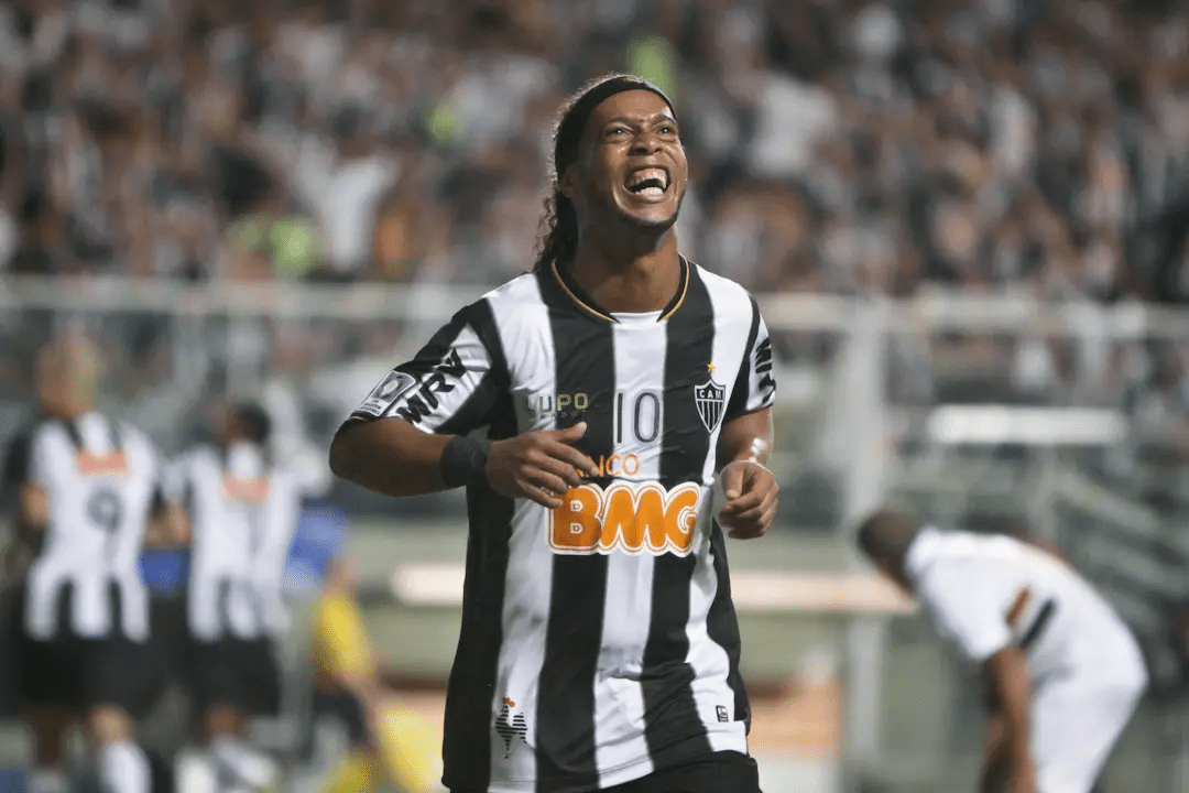 Justiça bloqueia contas do Atlético-MG por dívida com Ronaldinho