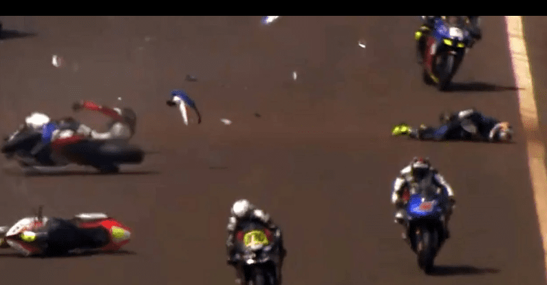 Pilotos morrem após grave acidente em corrida de motos