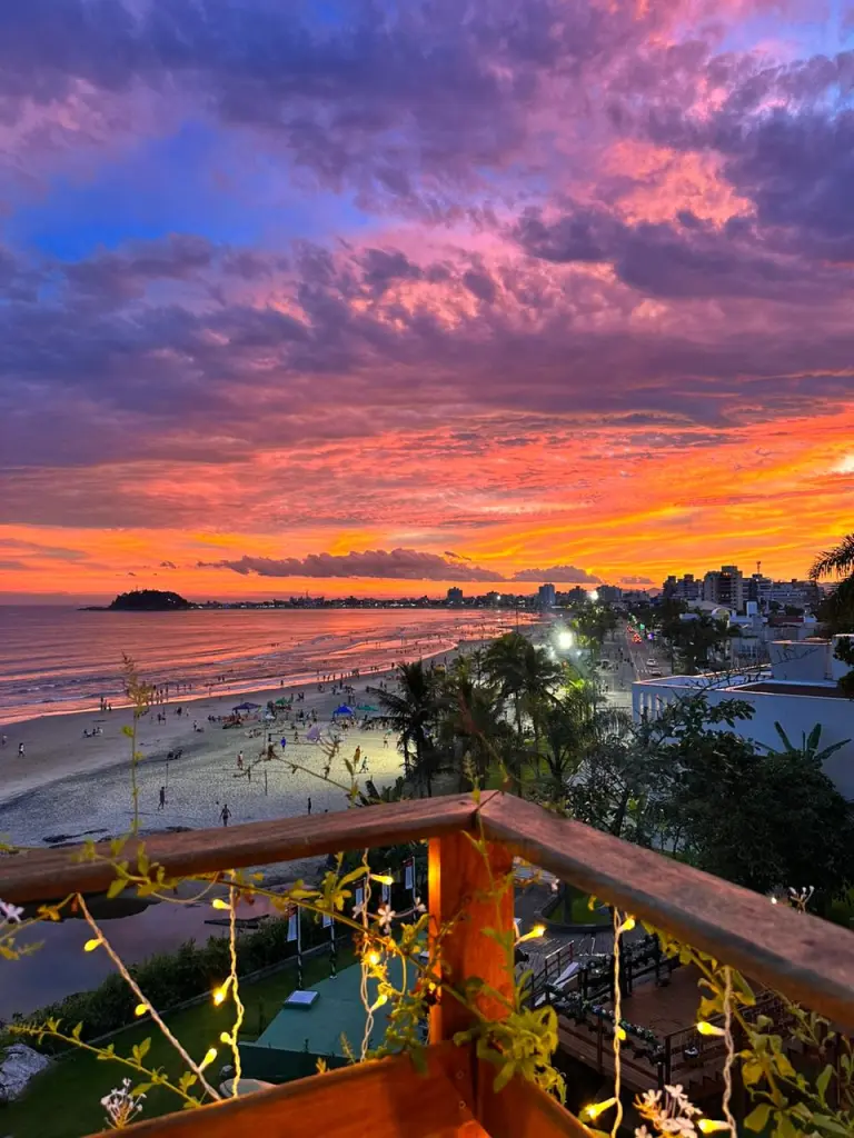 O deck da Casamar, de frente para o mar da Praia das Pedras, tem uma bela paisagem de Guaratuba. (Foto: Divulgação).