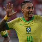 Raphinha volta a equipe após cumprir suspensão contra o Equador