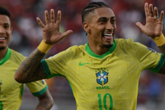 Raphinha volta a equipe após cumprir suspensão contra o Equador