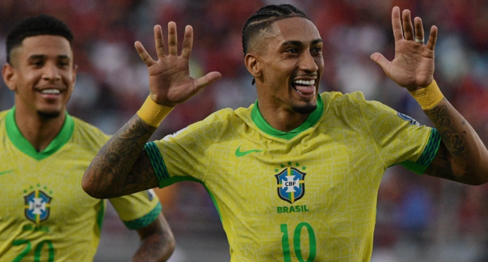 Raphinha volta a equipe após cumprir suspensão contra o Equador