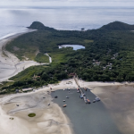 O texto da Lei do Mar contém princípios, diretrizes, objetivos e instrumentos da política, com foco na preservação ambiental e no desenvolvimento sustentável dos Estados que abrigam faixas litorâneas.