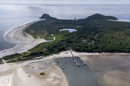 O texto da Lei do Mar contém princípios, diretrizes, objetivos e instrumentos da política, com foco na preservação ambiental e no desenvolvimento sustentável dos Estados que abrigam faixas litorâneas.