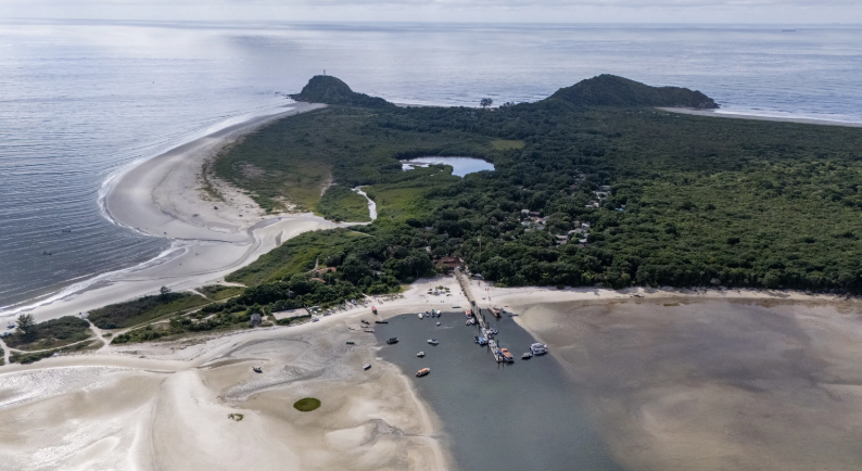 O texto da Lei do Mar contém princípios, diretrizes, objetivos e instrumentos da política, com foco na preservação ambiental e no desenvolvimento sustentável dos Estados que abrigam faixas litorâneas.