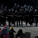 Um toque de recolher entrou em vigor em parte do centro da cidade de Los Angeles, nos Estados Unidos, e a polícia informou que começou a prender manifestantes na noite de terça-feira (10).