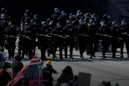 Um toque de recolher entrou em vigor em parte do centro da cidade de Los Angeles, nos Estados Unidos, e a polícia informou que começou a prender manifestantes na noite de terça-feira (10).