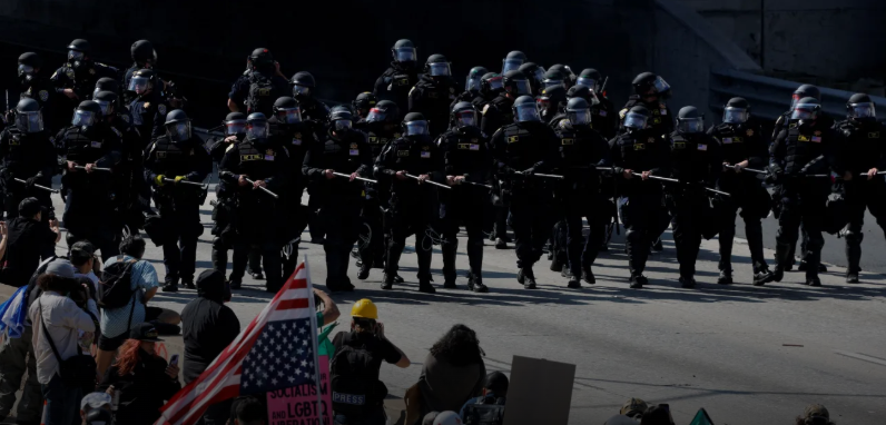 Um toque de recolher entrou em vigor em parte do centro da cidade de Los Angeles, nos Estados Unidos, e a polícia informou que começou a prender manifestantes na noite de terça-feira (10).