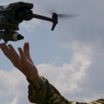 Ataque com drones e mísseis matou ao menos três pessoas na Ucrânia. Rússia usou armas de longo alcance com alta capacidade de destruição.