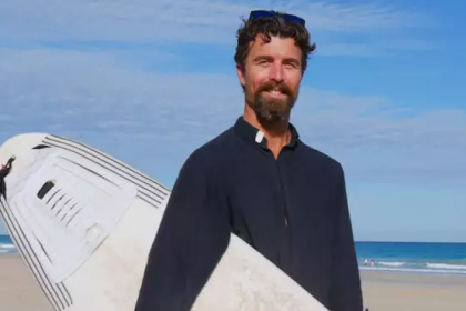 Liam Ryan, conhecido como "padre surfista", resgatou um pai e um filho de um afogamento no último fim de semana, na praia de Cable Beach. As águas de Cable Beach são um ponto turístico famoso da Austrália
