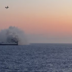 Incêndio nos EUA começou em um deque que armazenava veículos elétricos e híbridos, que podem ter sido o ponto inicial das chamas. Navio saiu da China e estava indo para o México.