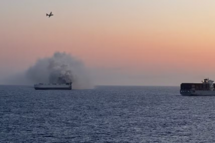 Incêndio nos EUA começou em um deque que armazenava veículos elétricos e híbridos, que podem ter sido o ponto inicial das chamas. Navio saiu da China e estava indo para o México.