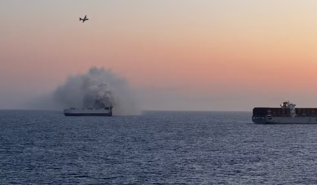Incêndio nos EUA começou em um deque que armazenava veículos elétricos e híbridos, que podem ter sido o ponto inicial das chamas. Navio saiu da China e estava indo para o México.