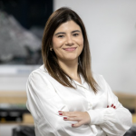 Bruna começou a jornada profissional na Portos do Paraná em 2015, no setor Financeiro, onde auxiliava nos processos de pagamento e faturamento.