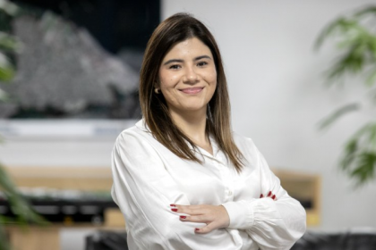 Bruna começou a jornada profissional na Portos do Paraná em 2015, no setor Financeiro, onde auxiliava nos processos de pagamento e faturamento.