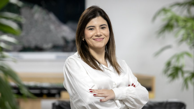 Bruna começou a jornada profissional na Portos do Paraná em 2015, no setor Financeiro, onde auxiliava nos processos de pagamento e faturamento.