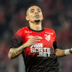Luiz Fernando volta ao time titular após cumprir suspensão