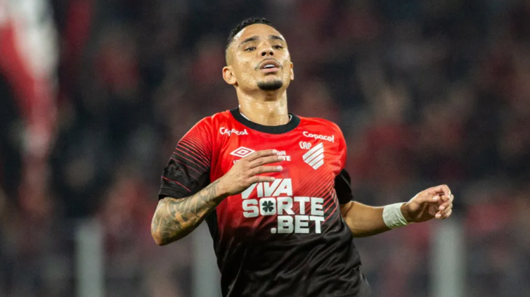 Luiz Fernando volta ao time titular após cumprir suspensão