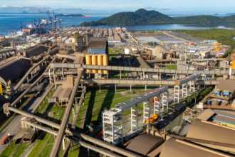 Equipamento logístico permitirá descarregar até 900 vagões por dia e elevará a capacidade de exportação do Porto de Paranaguá. A previsão da entrega da obra é dezembro de 2025 com operação prevista para ser iniciada em 2026.