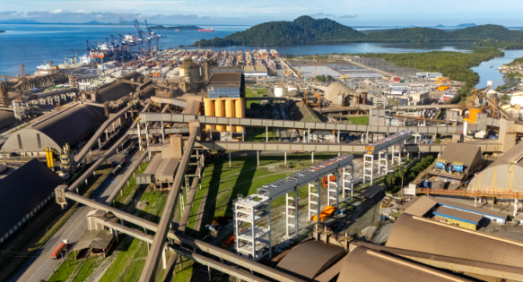 Equipamento logístico permitirá descarregar até 900 vagões por dia e elevará a capacidade de exportação do Porto de Paranaguá. A previsão da entrega da obra é dezembro de 2025 com operação prevista para ser iniciada em 2026.