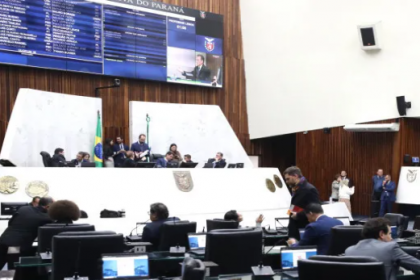 O texto recebeu emendas em segundo turno, durante sessão extraordinária. A votação das alterações foi adiada após pedido de vista na reunião extra da Comissão de Constituição e Justiça (CCJ). Portanto, o tema volta à apreciação nesta terça-feira (17).