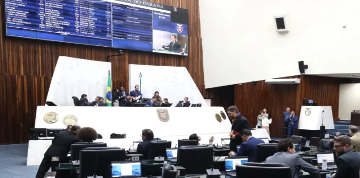O texto recebeu emendas em segundo turno, durante sessão extraordinária. A votação das alterações foi adiada após pedido de vista na reunião extra da Comissão de Constituição e Justiça (CCJ). Portanto, o tema volta à apreciação nesta terça-feira (17).