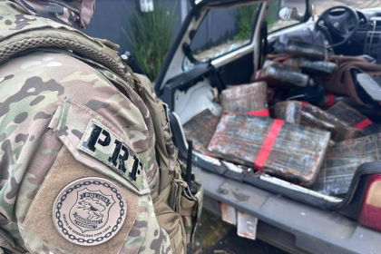 Após perder controle, motorista é presa pela PRF com mais de 160 quilos de maconha no Paraná Uma mulher de 21 anos trazia a droga de Santa Helena (PR) para Curitiba