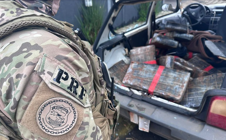 Após perder controle, motorista é presa pela PRF com mais de 160 quilos de maconha no Paraná Uma mulher de 21 anos trazia a droga de Santa Helena (PR) para Curitiba