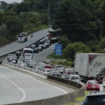 Durante o feriado de Corpus Christi, nesta quinta-feira (19), a expectativa é de que mais de 1,2 milhão de veículos circulem pelas rodovias do Paraná em direção ao Litoral do estado