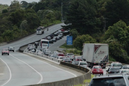 Durante o feriado de Corpus Christi, nesta quinta-feira (19), a expectativa é de que mais de 1,2 milhão de veículos circulem pelas rodovias do Paraná em direção ao Litoral do estado