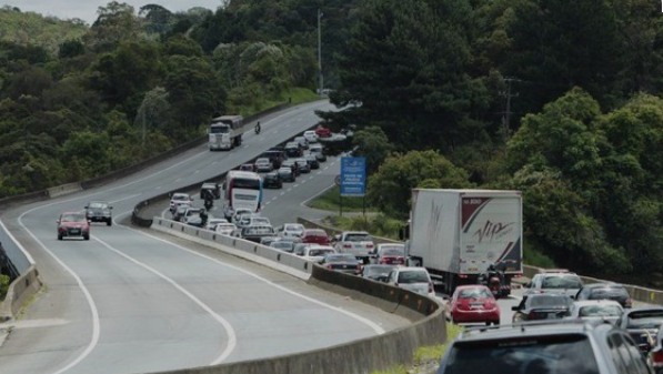 Durante o feriado de Corpus Christi, nesta quinta-feira (19), a expectativa é de que mais de 1,2 milhão de veículos circulem pelas rodovias do Paraná em direção ao Litoral do estado