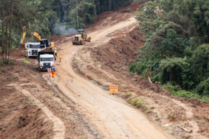 As máquinas já estão na pista em diferentes frentes de trabalho, garantindo o andamento da intervenção para que a cidade tenha sua primeira ligação asfáltica. A previsão é que o asfaltamento seja concluído em 2026.