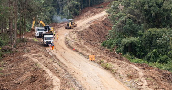 As máquinas já estão na pista em diferentes frentes de trabalho, garantindo o andamento da intervenção para que a cidade tenha sua primeira ligação asfáltica. A previsão é que o asfaltamento seja concluído em 2026.