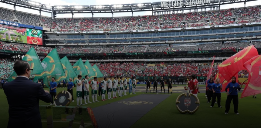 O duelo entre Palmeiras e Al Ahly, nesta quinta-feira (19), pela Copa do Mundo de Clubes da Fifa, precisou ser paralisado por conta de um risco de tempestade na região do MetLife Stadium, em Nova Jersey.