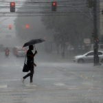 Um alerta amarelo do Instituto Nacional de Meteorologia (Inmet) aponta perigo potencial de chuvas intensas em parte do Paraná nesta sexta-feira (20).