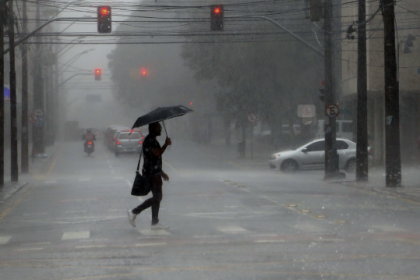 Um alerta amarelo do Instituto Nacional de Meteorologia (Inmet) aponta perigo potencial de chuvas intensas em parte do Paraná nesta sexta-feira (20).