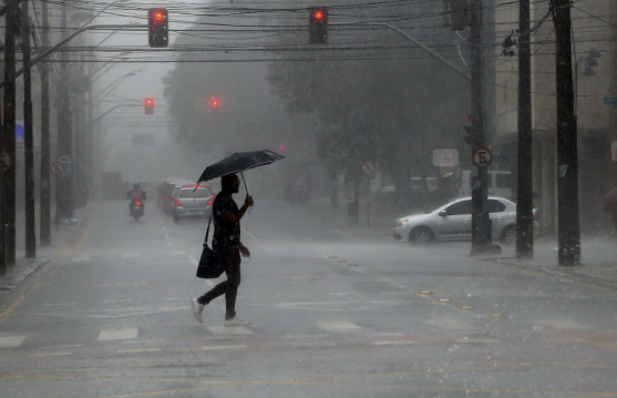 Um alerta amarelo do Instituto Nacional de Meteorologia (Inmet) aponta perigo potencial de chuvas intensas em parte do Paraná nesta sexta-feira (20).