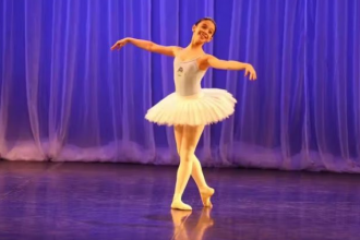 A bailarina brasileira Elisa, de 13 anos, brilhou na comemoração dos 25 anos do Bolshoi no Brasil.