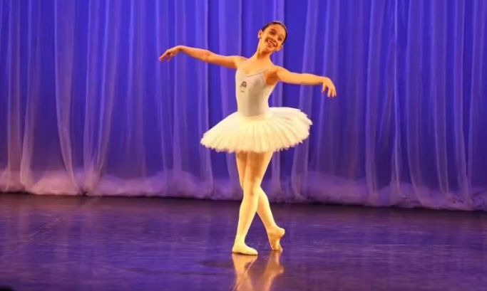 A bailarina brasileira Elisa, de 13 anos, brilhou na comemoração dos 25 anos do Bolshoi no Brasil.