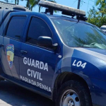 Um homem de 49 anos foi detido após agredir fisicamente e verbalmente a própria mãe, uma idosa de 78 anos. A situação ocorreu por volta das 15h, quando a Central de Controle Operacional (CCO) acionou a equipe para prestar apoio à vítima.