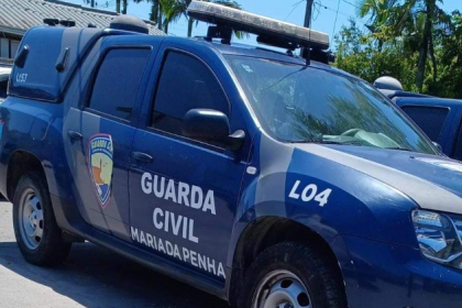 Um homem de 49 anos foi detido após agredir fisicamente e verbalmente a própria mãe, uma idosa de 78 anos. A situação ocorreu por volta das 15h, quando a Central de Controle Operacional (CCO) acionou a equipe para prestar apoio à vítima.