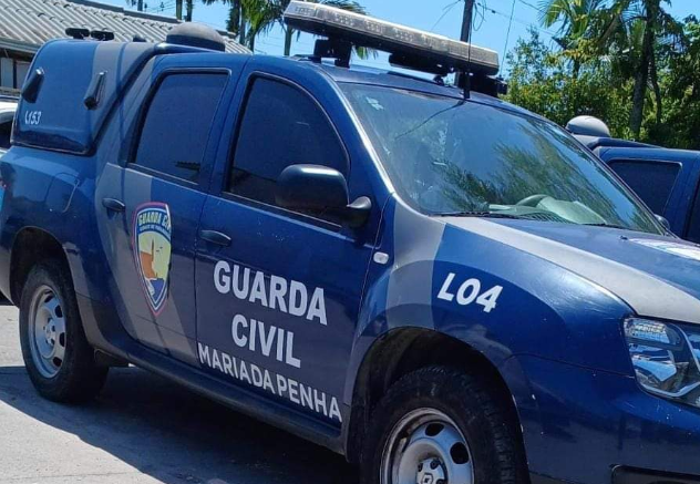Um homem de 49 anos foi detido após agredir fisicamente e verbalmente a própria mãe, uma idosa de 78 anos. A situação ocorreu por volta das 15h, quando a Central de Controle Operacional (CCO) acionou a equipe para prestar apoio à vítima.