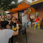 Focada na regulação de ruídos urbanos e na proteção do bem-estar e do sossego público, a Lei do Silêncio estabelece níveis de pressão sonora permitidos para diversas atividades, mas não especifica permissões explícitas para música ao vivo em áreas externas ou sem isolamento acústico.