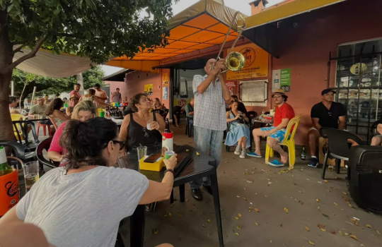 Focada na regulação de ruídos urbanos e na proteção do bem-estar e do sossego público, a Lei do Silêncio estabelece níveis de pressão sonora permitidos para diversas atividades, mas não especifica permissões explícitas para música ao vivo em áreas externas ou sem isolamento acústico.