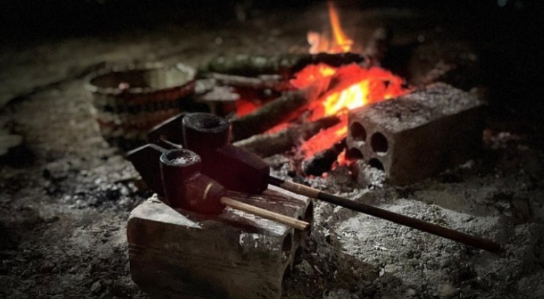 Mostra reúne fotos, vídeos e objetos rituais produzidos por indígenas das seis aldeias do litoral paranaense.