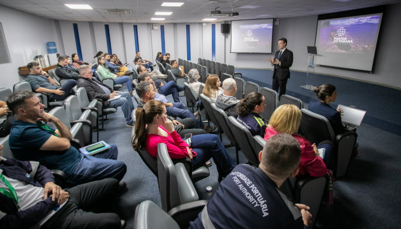 Empregados receberam curso baseado no novo Regulamento Interno de Licitações e Contratos