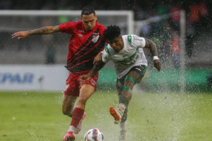 O Athletico aumentou os valores dos ingressos para os sócios que queiram comprar bilhetes para o clássico contra o Coritiba. O duelo está marcado para o próximo sábado (28), às 18h30, na Arena da Baixada, em Curitiba. As vendas têm início nesta quarta-feira (25), às 14h, no site oficial do Furacão para bilhetes em eventos no estádio.