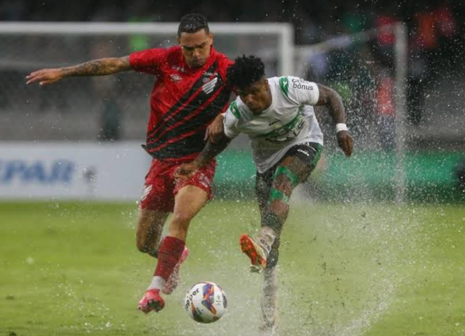 O Athletico aumentou os valores dos ingressos para os sócios que queiram comprar bilhetes para o clássico contra o Coritiba. O duelo está marcado para o próximo sábado (28), às 18h30, na Arena da Baixada, em Curitiba. As vendas têm início nesta quarta-feira (25), às 14h, no site oficial do Furacão para bilhetes em eventos no estádio.