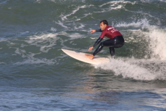 Para o secretário estadual do Esporte, Helio Wirbiski, o surf no litoral paranaense é um atrativo não apenas esportivo, mas também turístico. “A realização de campeonatos nessa época do ano é estratégica para impulsionar a economia local. Mesmo fora da alta temporada, o surf atrai visitantes, movimenta o comércio e reforça o potencial turístico do nosso Litoral”, afirma.