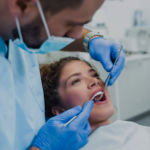 Entre os serviços ofertados estão restaurações, tratamento de dentes cariados, procedimentos estéticos, radiografias, panorâmica, limpeza, cirurgia de sisos, entre outros.
